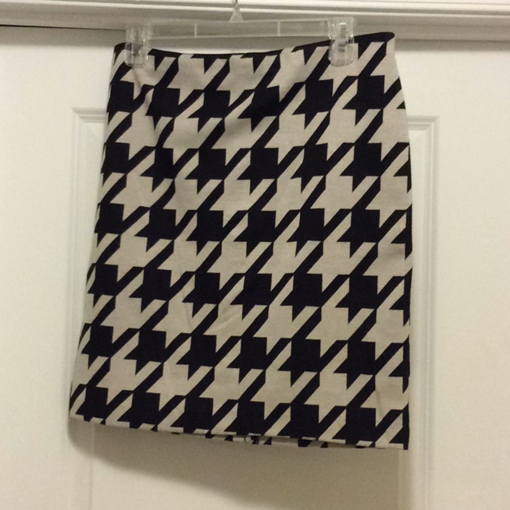 Houndstooth print skirt